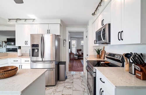 Port Clinton House | Waterfront sleeps 13 2-Kings/Crib/1st flr sleepernn