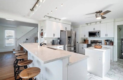 Port Clinton House | Waterfront sleeps 13 2-Kings/Crib/1st flr sleepernn