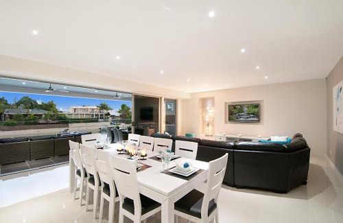 Broadbeach Waters House | Waterfront Splendour