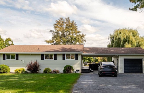 South Stormont Cottage | Waterfront St Lawrence River Long Sault