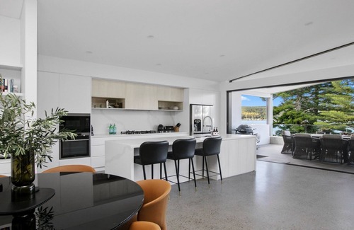 Booker Bay House | Waterfront stylish Apartment,stroll to cafes,restu