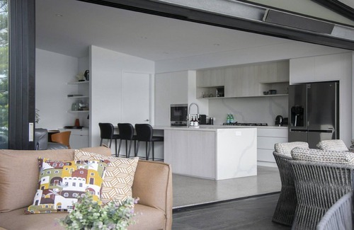 Booker Bay House | Waterfront stylish Apartment,stroll to cafes,restu