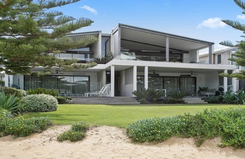 Booker Bay House | Waterfront stylish Apartment,stroll to cafes,restu
