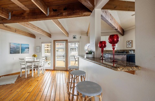 Galveston House | Waterfront Tiki Island home with HUGE deck