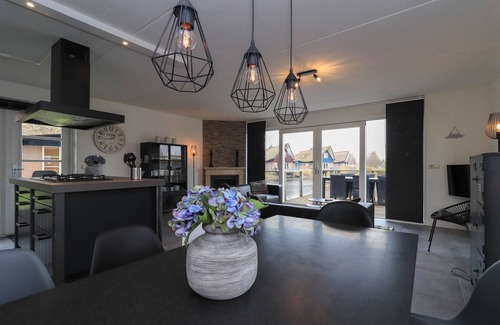Makkum Villa | Waterfront villa with sauna in Friesland