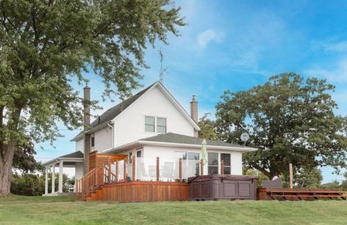 Greater Napanee House | Waterfront with Hot Tub Joanie's Farmhouse