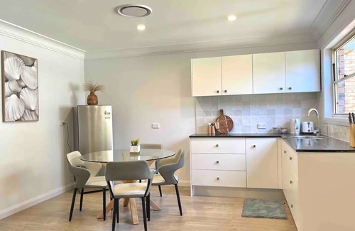 Tascott House | Waterfront With Jetty Big Holiday Home