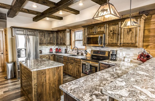 Indian Point House | WaterMill Cove LUXURY 8Bed/8BA Lakefront Lodge 10~HUGE POOL~2 miles to SDC~MiniGolf