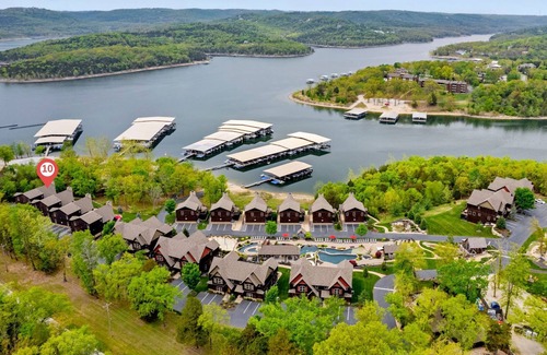 Indian Point House | WaterMill Cove LUXURY 8Bed/8BA Lakefront Lodge 10~HUGE POOL~2 miles to SDC~MiniGolf