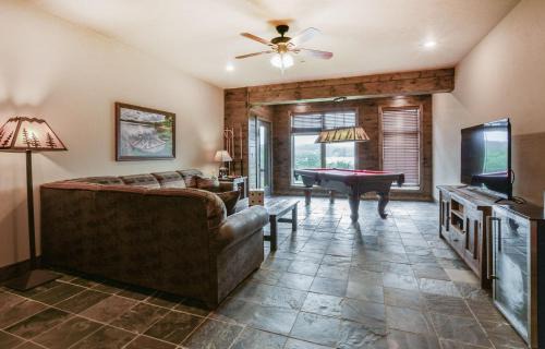 Indian Point House | WaterMill Cove Luxury Lakefront Villa Theatre Room 2Mi to SDC POOL Kayaks Dock