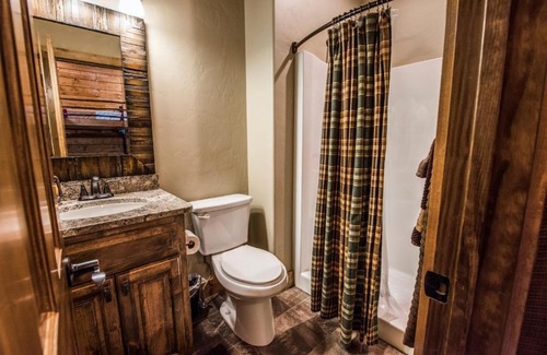 Indian Point House | WaterMill Cove Resort 8Bed Lakefront Lodge POOL LAZY RIVER 2 miles to SDC Dock