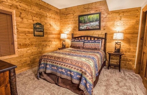 Indian Point House | WaterMill Cove Resort 8Bed Lakefront Lodge POOL LAZY RIVER 2 miles to SDC Dock