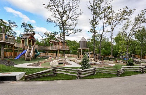 Indian Point House | WaterMill Cove Resort 8Bed Lakefront Lodge POOL LAZY RIVER 2 miles to SDC Dock