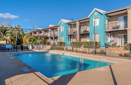 Halls Head Apartment | Waters Edge Apartment with Jetty