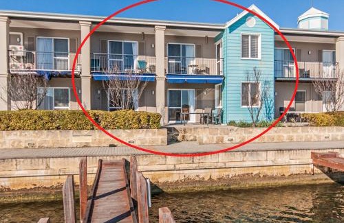Halls Head Apartment | Waters Edge Apartment with Jetty