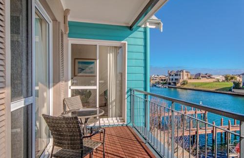 Halls Head Apartment | Waters Edge Apartment with Jetty