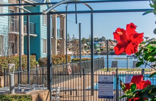 Halls Head Apartment | Waters Edge Apartment with Jetty