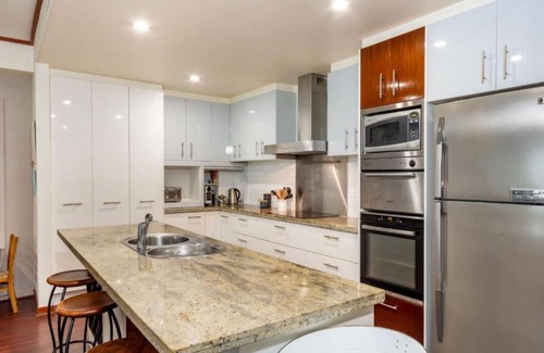 Sandstone Point House | Waters Edge on Spinnaker