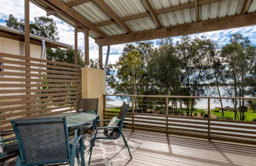 Sandstone Point House | Waters Edge on Spinnaker