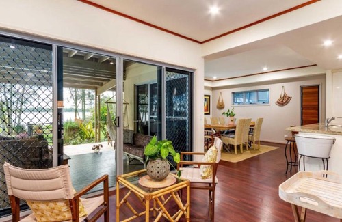 Sandstone Point House | Waters Edge on Spinnaker