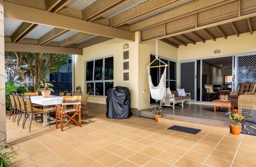 Sandstone Point House | Waters Edge on Spinnaker