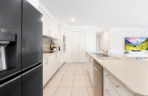 Toogoom House | Waters Edge Retreat - on the lake and walk to beach