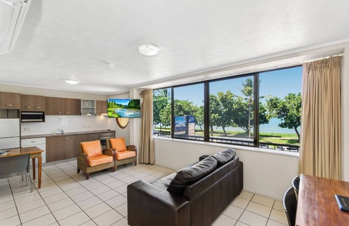 North Ward Hotel | Waters Edge The Strand