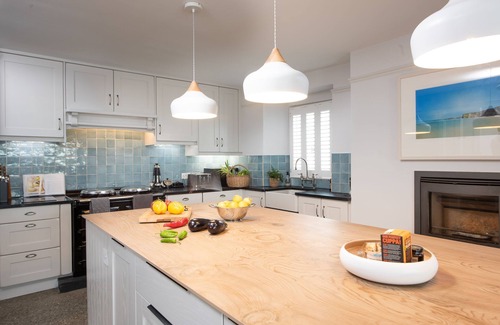 Newquay House | Watersend House located 500m from the majestic Watergate Bay. Set in an acre of private landscaped g