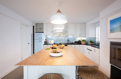 Newquay House | Watersend House located 500m from the majestic Watergate Bay. Set in an acre of private landscaped g