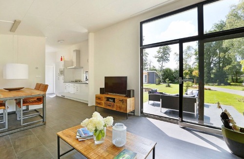 Lochem Ski Chalet | Waterside Bliss in Lochem