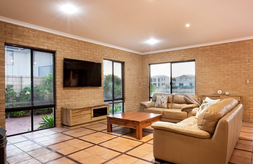 Geographe House | Waterside On Lanyard - Exclusive Escapes