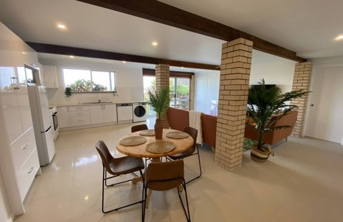 Coffs Harbour Apartment | Wave Cave Guest House - Short walk to the beach!