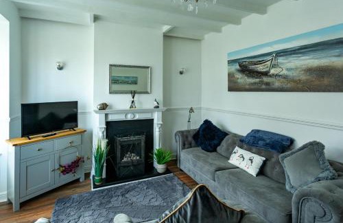 Flamborough House | Wavecrest Cottage, Hot Tub & Garden, Sleeps 8