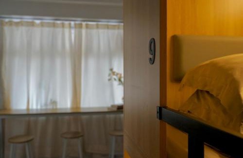 Yau Tsim Mong Hostel | Waveflo Hostel 浪花青旅