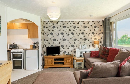 Hopton Ski Chalet | WAVENEY VIEW, pet friendly, with a garden in Burgh Castle