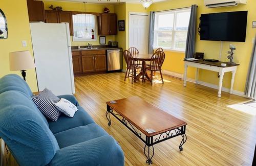 Darnley House | Wavie Waters Cottage! - King bed, Kayaks, Centrally located, stunning views.