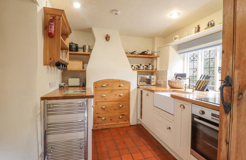 Pavenham Cottage | WAYSIDE COTTAGE, pet friendly, with hot tub in Sharnbrook