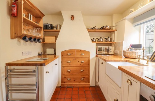 Pavenham Cottage | WAYSIDE COTTAGE, pet friendly, with hot tub in Sharnbrook