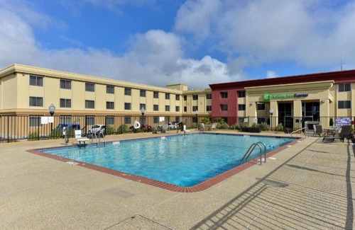 Burlingame House | We are committed to making your stay fun comfortable and memorable!
