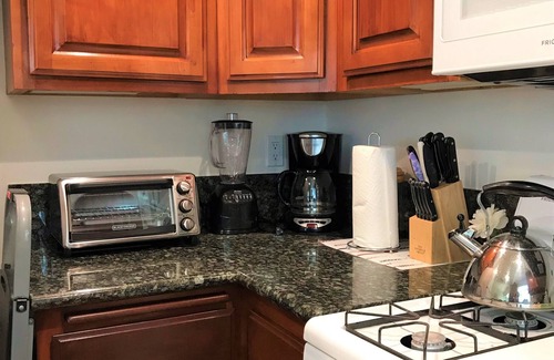 Sherman Oaks House | We require no menial chores or unreasonable fees! A charming LA cottage!