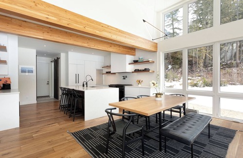 Sea to Sky Highway House | Wedge Woods Whistler Retreat with Sauna, Cold Plunge and Hottub.