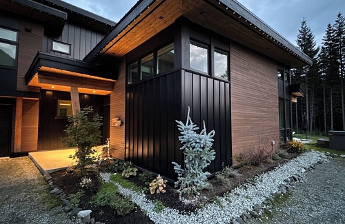 Sea to Sky Highway House | Wedge Woods Whistler Retreat with Sauna, Cold Plunge and Hottub.