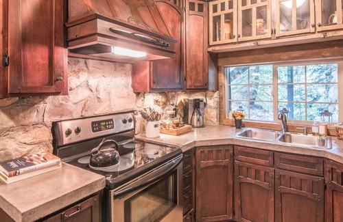 Sundance Cottage | Wee Cottage- Unparalleled Charm, Tiny House, Enchanting Setting, Hot Tub
