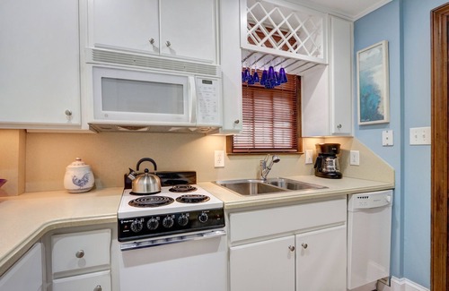 Historic Downtown Savannah Cottage | WEEKNIGHT DISCOUNTS! Charlton Lane Cottage is SO Savannah!