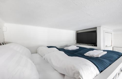 Kallio Apartment | WeHost Spacious Studio for 5 with a Kitchen