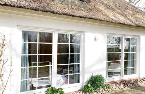 Osterhever House | Weiße Reetdachkate