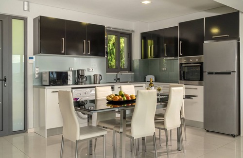Plaka Villa | Welcome to Alexis Zorba Villa, 400 m from Almyrida beach