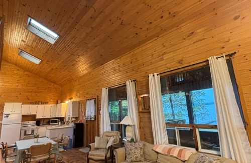 Chisholm Cottage | Welcome to Cedar Shores! 3 Bedroom Cottage with Loft on Wasi Lake