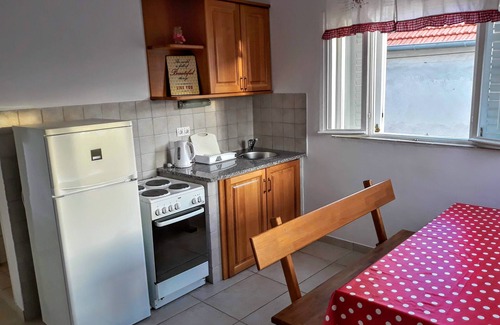 Sveti Filip i Jakov House | Welcome to the holiday home "Ivano", traditionally holiday house directly by the sea.