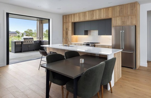 Billings House | Welcome to Lucky 13 Luxurious, private escape on Lake Hills Golf Course.